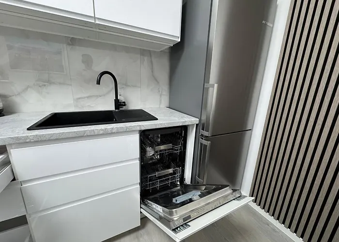 Modern, Comfortable Apartments Near The Metro