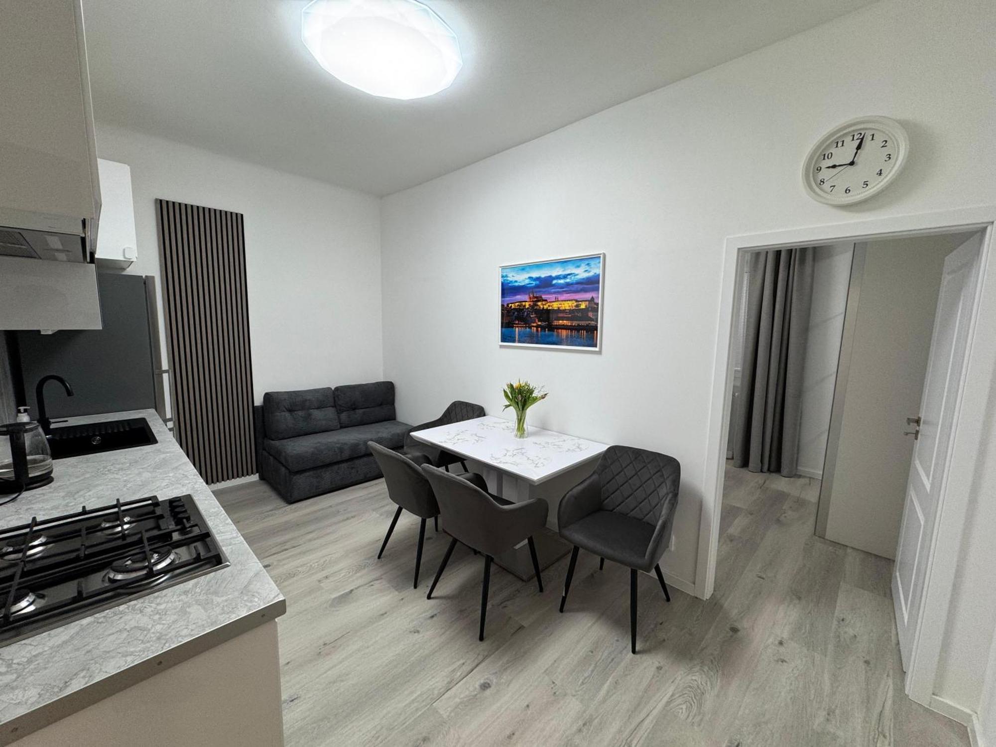 Modern, Comfortable Near The Metro * Praga